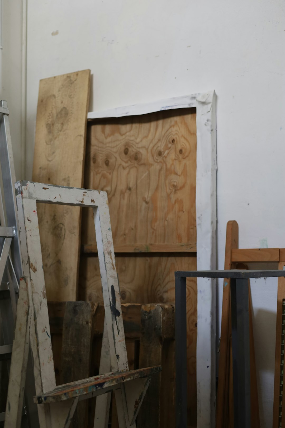 wooden-frames-and-boards-leaning-against-wall-i7anheued1e
